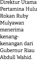 Direktur Utama Pertamina Hulu Rokan Ruby Mulyawan menerima kenang kenang­an dari Gubernur Riau Abdull Wahid.