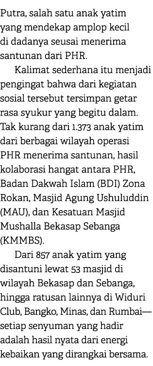 Putra, salah satu anak yatim yang mendekap amplop kecil di dadanya seusai menerima santunan dari PHR. Kalimat sederha...
