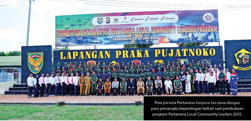 Para perwira Pertamina berpose bersama dengan para pemangku kepentingan terkait saat pembukaan program Pertamina Loca...