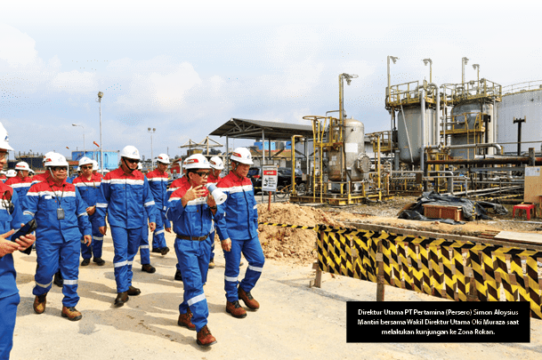 Direktur Utama PT Pertamina (Persero) Simon Aloysius Mantiri bersama Wakil Direktur Utama Oki Muraza saat melakukan k...