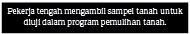 Pekerja tengah mengambil sampel tanah untuk diuji dalam program pemulihan tanah.