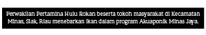 Perwakilan Pertamina Hulu Rokan beserta tokoh masyarakat di Kecamatan Minas, Siak, Riau menebarkan ikan dalam program...
